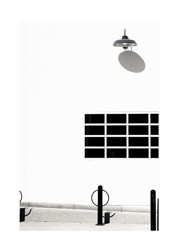 Sort lampe på hvid væg plakat