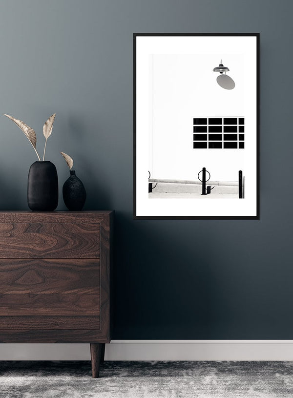 Sort lampe på hvid væg plakat