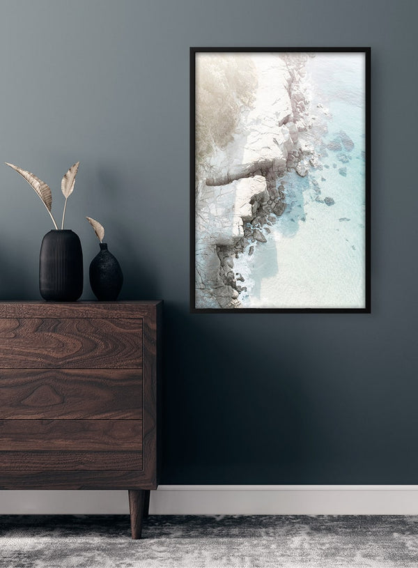 Plakat med klippefyldt strand