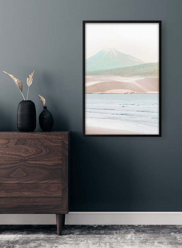 Plakat med bjerge og strand