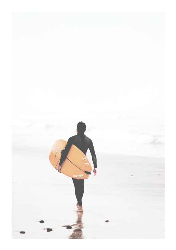 Plakat med surfere, der går på stranden
