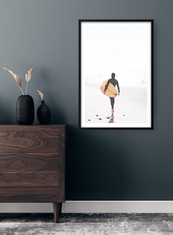 Plakat med surfere, der går på stranden