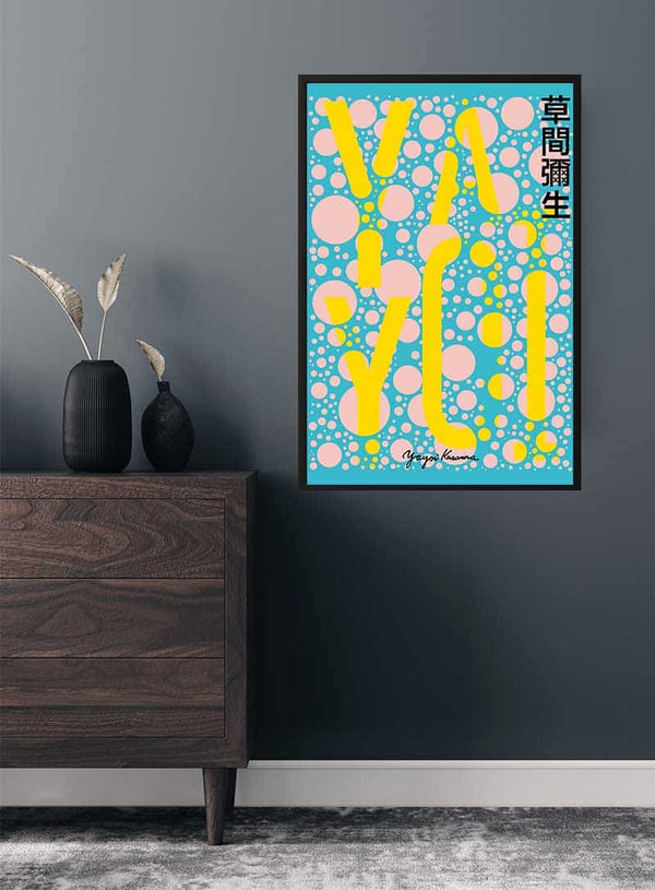 Yayoi Kusama gul på blå plakat