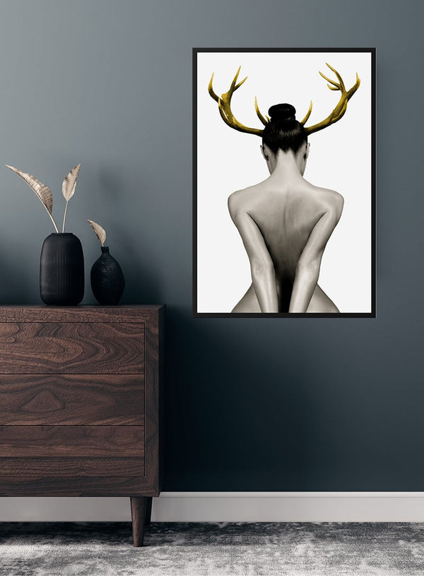 Plakat med nøgen kvinde med gevir