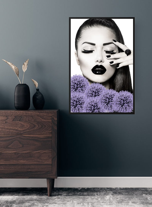 Plakat med sorte læber og lilla blomster