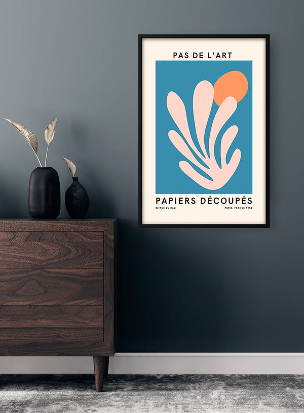 Fransk kunstinspireret plakat med lyserødt på blåt