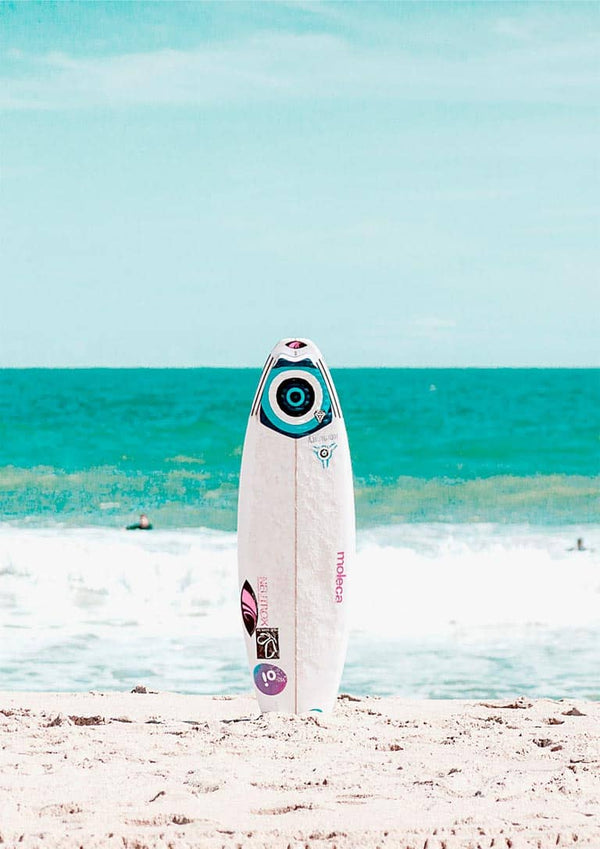 Plakat med surfbræt på stranden