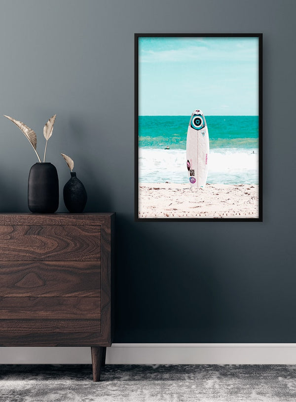 Plakat med surfbræt på stranden