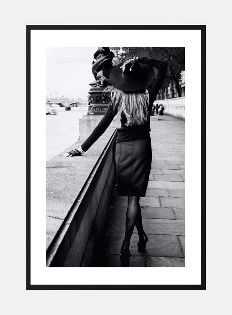 Billede af Stylish woman on bridge plakat
