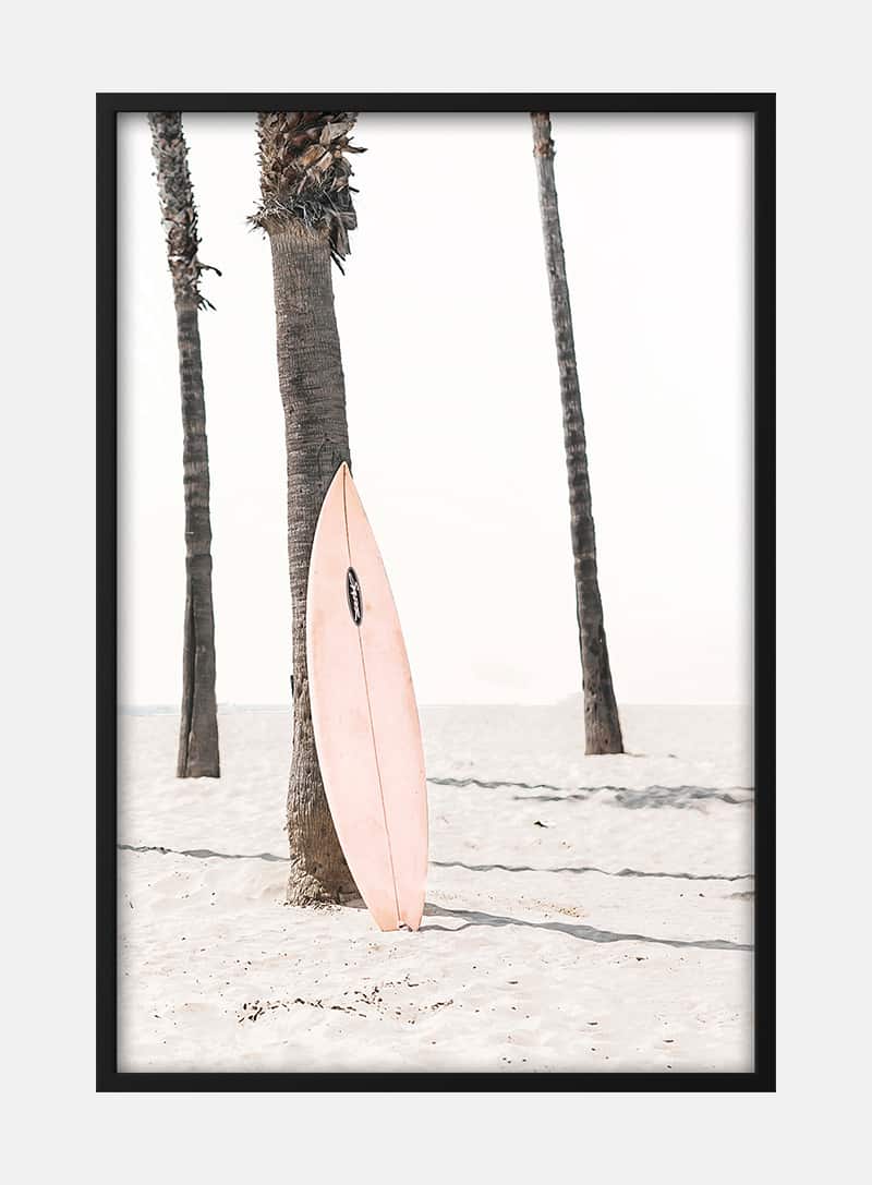 Billede af Pink Surfboard on Beach Plakat