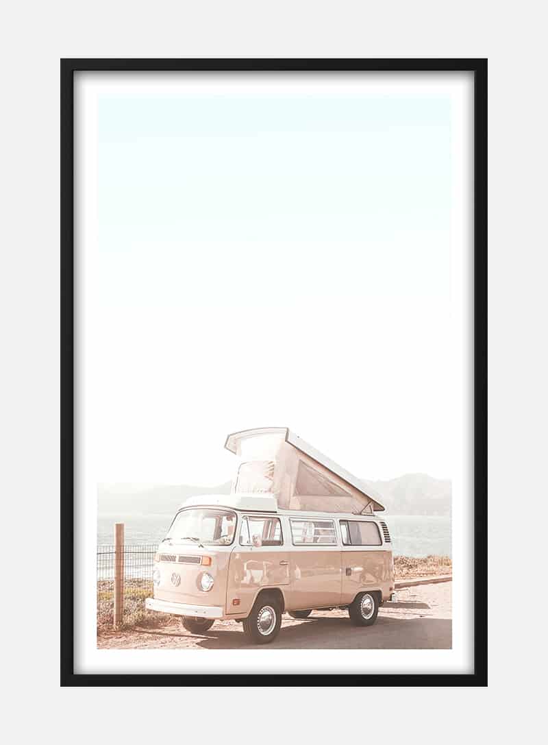 Billede af Pink Van at the Sea Plakat
