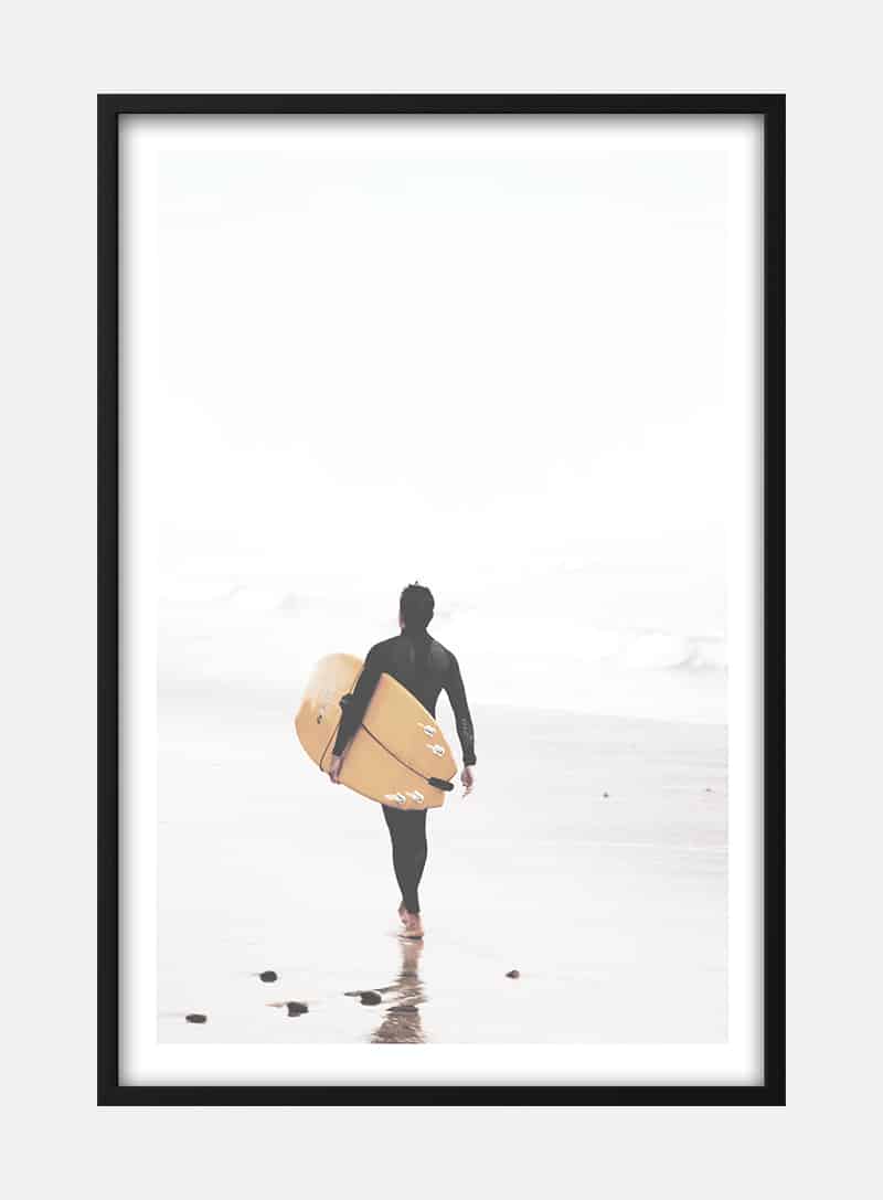 Billede af Surfer Walking on Beach Plakat